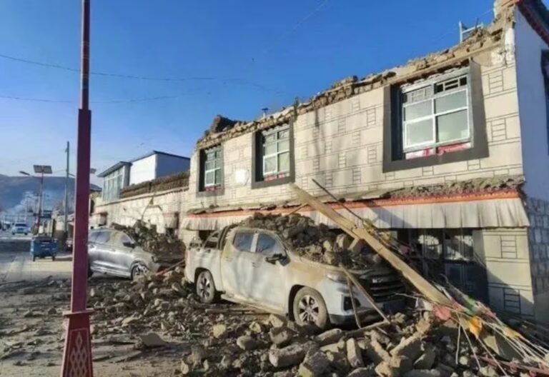 Forte terremoto no Tibete deixa pelo menos 126 mortos e rastro de destruição